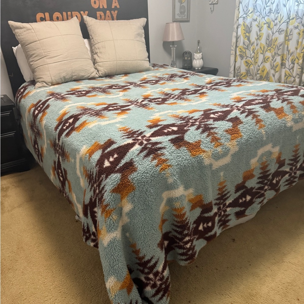 Pendleton “Avra Valley” sherpa fleece reversible blanket